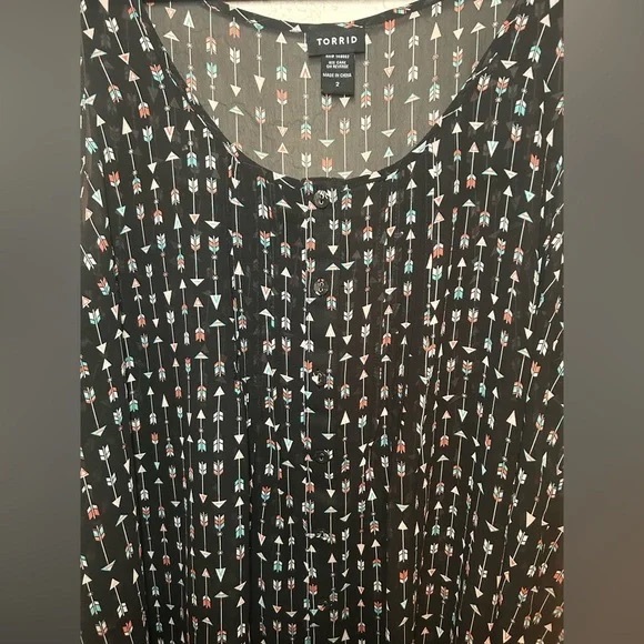 Torrid Women’s Black Sheer Arrow Print Tulip Cut Back Blouse Size 3X NWOT - Picture 6 of 8